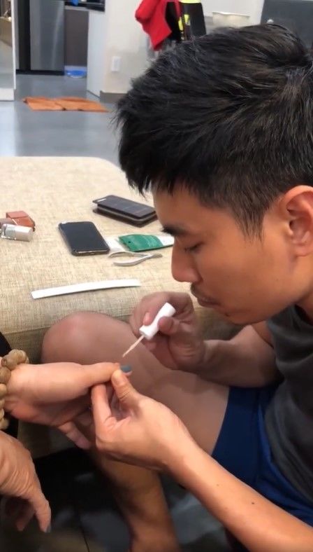 Sao nam Vbiz tự tay chăm mẹ: Kiều Minh Tuấn giúp mẫu thân làm móng