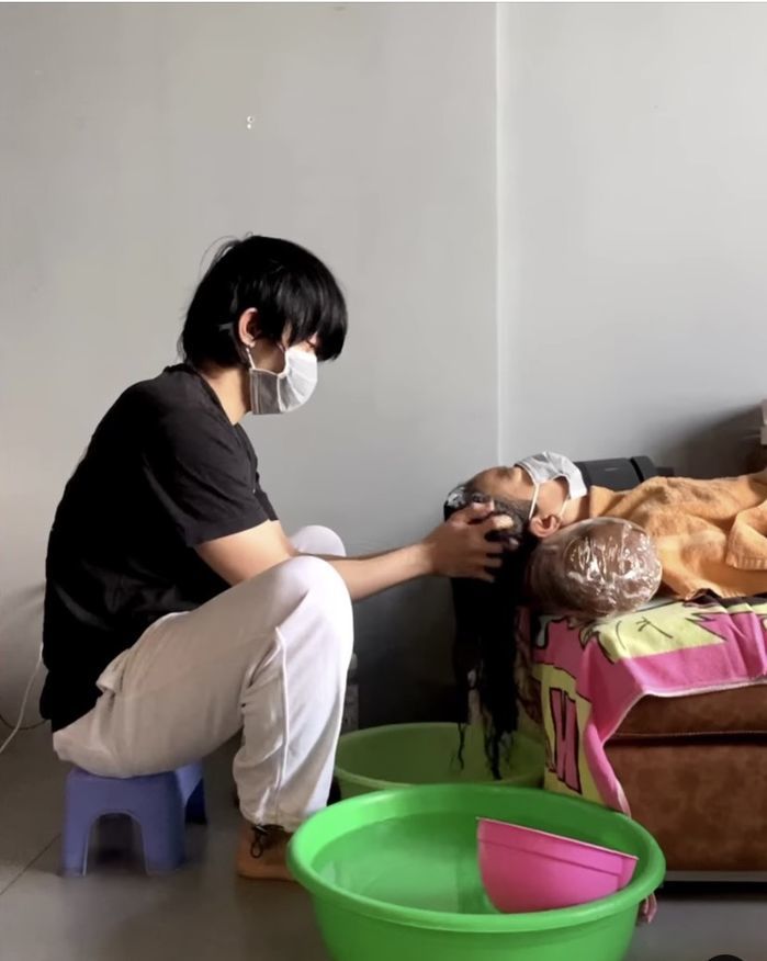 Sao nam Vbiz tự tay chăm mẹ: Kiều Minh Tuấn giúp mẫu thân làm móng