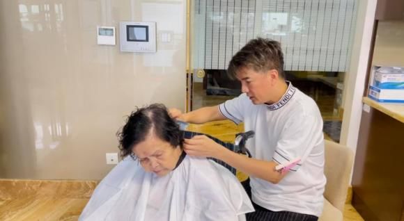 Sao nam Vbiz tự tay chăm mẹ: Kiều Minh Tuấn giúp mẫu thân làm móng