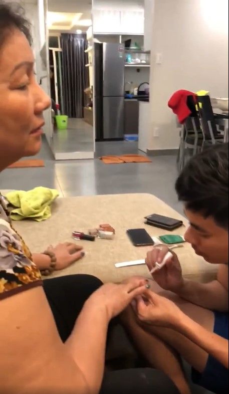 Sao nam Vbiz tự tay chăm mẹ: Kiều Minh Tuấn giúp mẫu thân làm móng