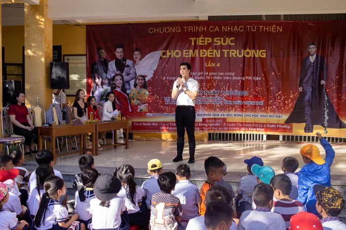 Sao Việt làm việc tốt dịp sinh nhật: Hoàng Phi Kha giúp trẻ khó khăn