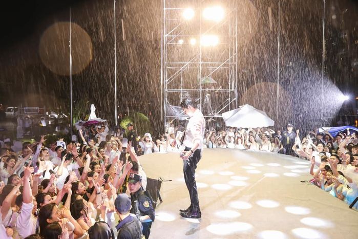 Sao Việt đi diễn gặp sự cố thời tiết: Dương Edward hát không khán giả