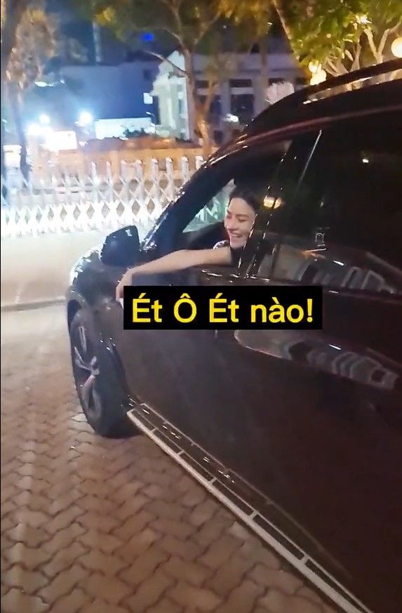 Sao Việt đi xế hộp mà não cá vàng: Trấn Thành hết xăng giữa đường