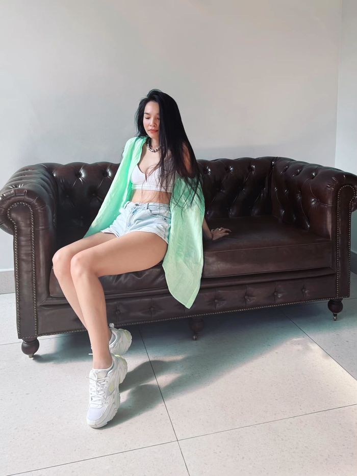 Sao Việt đọ sắc trong áo một gang: Lương Thuỳ Linh khoe vẻ quyến rũ