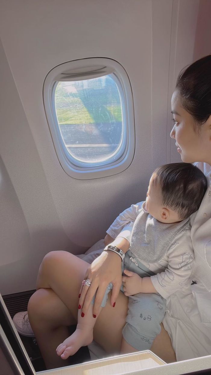 Sao Việt đưa con về nước nghỉ hè: chồng Hồng Ngọc ngày nào cũng nhớ vợ