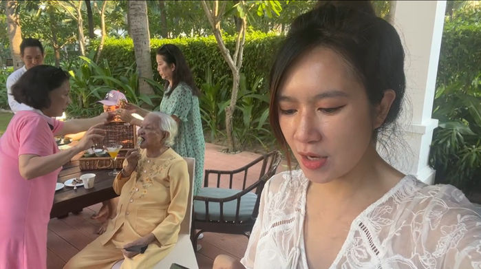 Sao Việt đưa phụ huynh vi vu: Lý Hải cho mẹ 96 tuổi đi biển