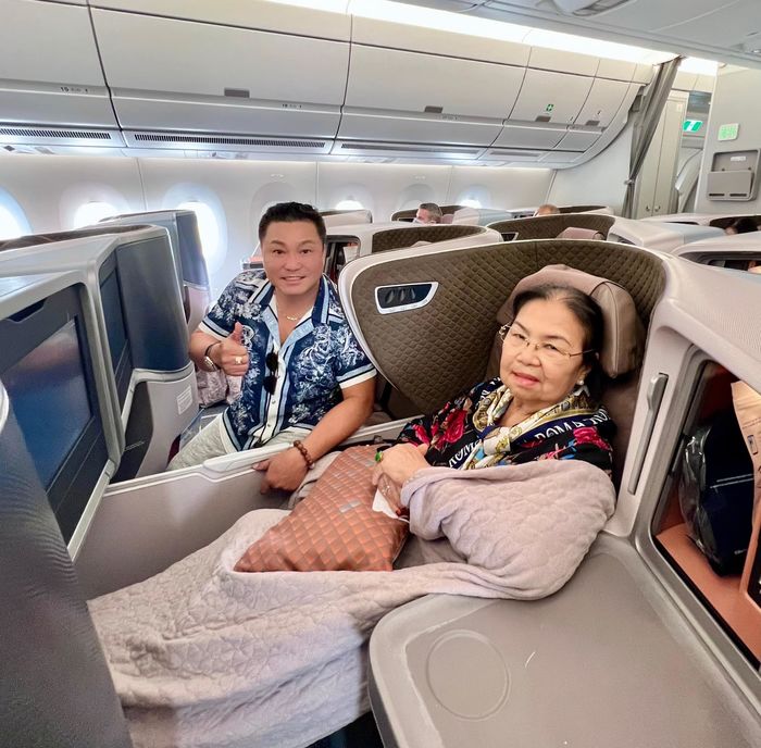 Sao Việt đưa phụ huynh vi vu: Lý Hải cho mẹ 96 tuổi đi biển