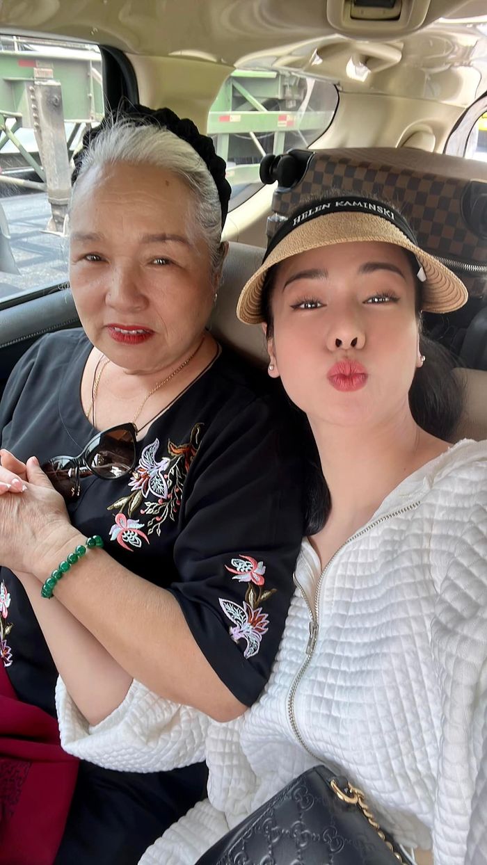 Sao Việt đưa phụ huynh vi vu: Lý Hải cho mẹ 96 tuổi đi biển