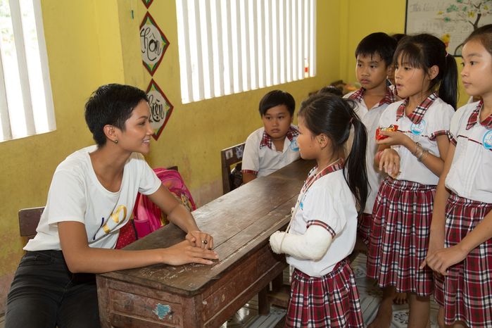 Sao Việt dùng tiền thưởng làm việc tốt: Hoà Minzy xây trường mầm non