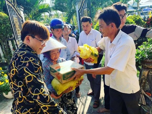 Sao Việt dùng tiền thưởng làm việc tốt: Hoà Minzy xây trường mầm non
