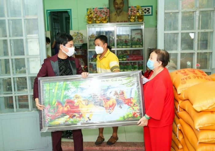 Sao Việt làm việc tốt dịp sinh nhật: Hoàng Phi Kha giúp trẻ khó khăn