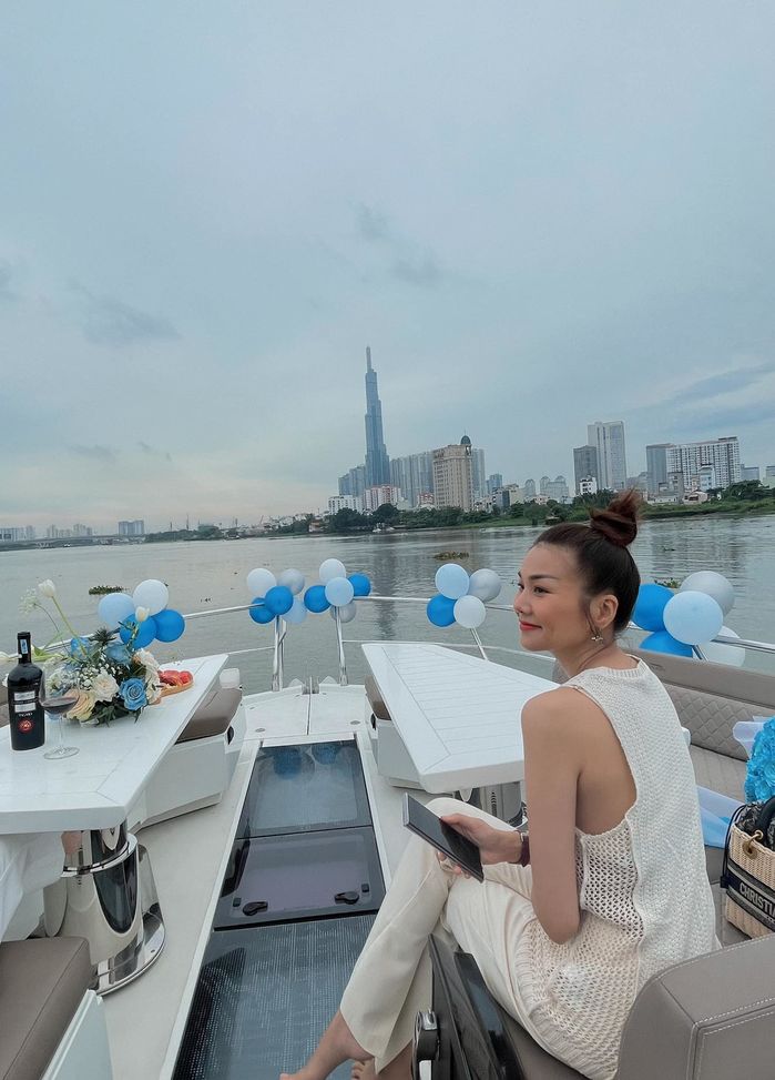 Sao Việt mừng sinh nhật trên du thuyền: Ngọc Trinh thay đồ liên tục
