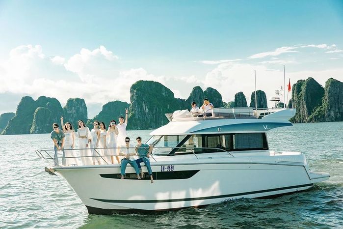 Sao Việt mừng sinh nhật trên du thuyền: Ngọc Trinh thay đồ liên tục