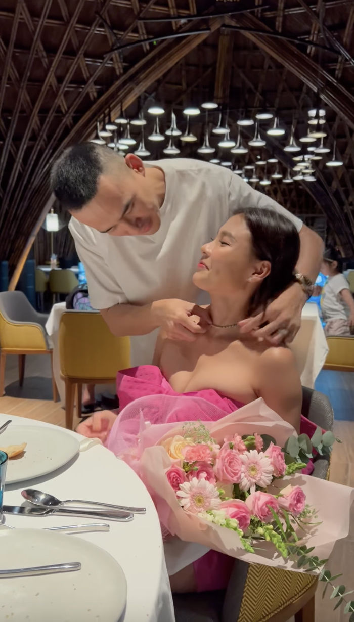 Sao Việt tặng vợ quà sinh nhật: Chấn Khang chuyển ngay 100 triệu