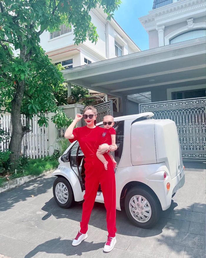 Sao Việt tuyển bảo mẫu cho con: Hà Hồ chỉ 3 yêu cầu cơ bản