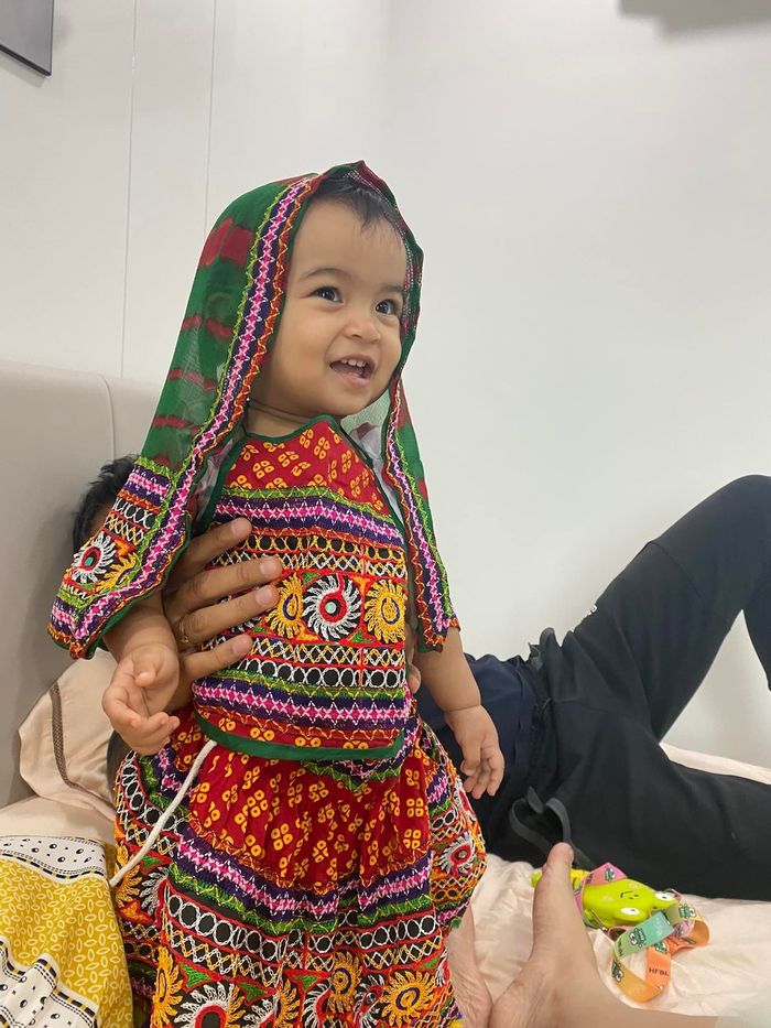 Sinh nhật con gái Võ Hạ Trâm: cả nhà diện trang phục Ấn quậy tưng bừng