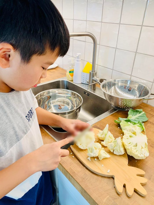 Soái ca nhí 9 tuổi đã biết nấu ăn, chăm sóc em và làm việc nhà