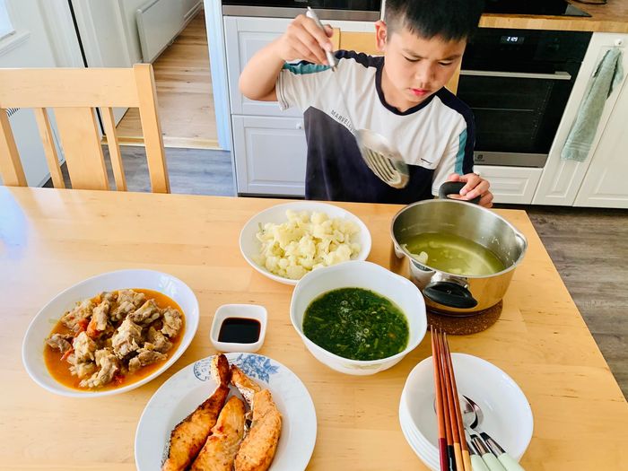 Soái ca nhí 9 tuổi đã biết nấu ăn, chăm sóc em và làm việc nhà