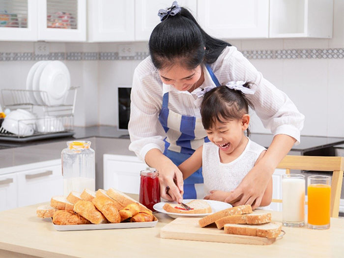 Soái ca nhí 9 tuổi đã biết nấu ăn, chăm sóc em và làm việc nhà
