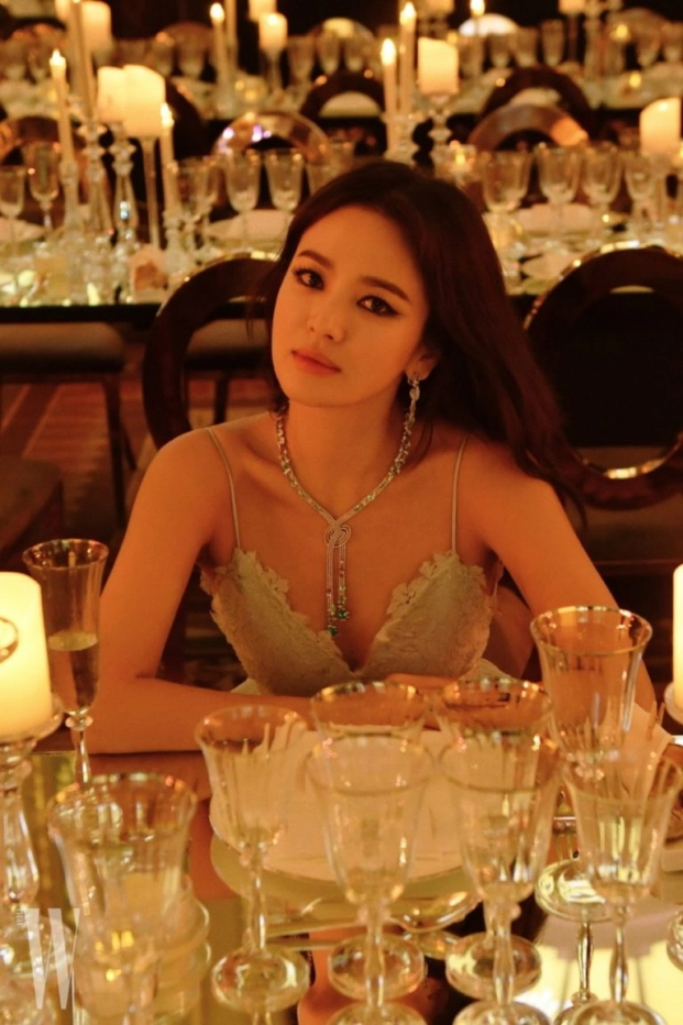 Song Hye Kyo khi tới sự kiện: Visual thăng hạng chấp cam thường
