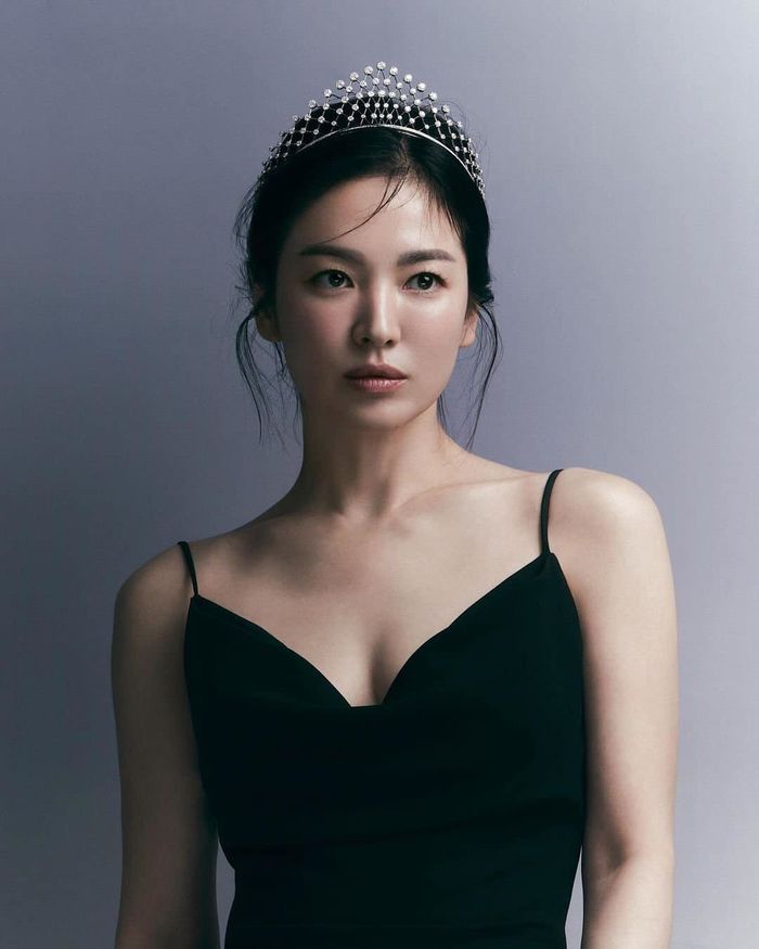 Song Hye Kyo khi tới sự kiện: Visual thăng hạng chấp cam thường