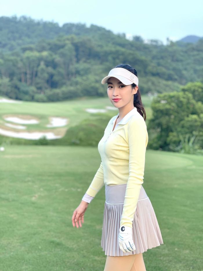 Style đi chơi golf chưa từng lặp lại của nàng dâu tỷ phú Đỗ Mỹ Linh
