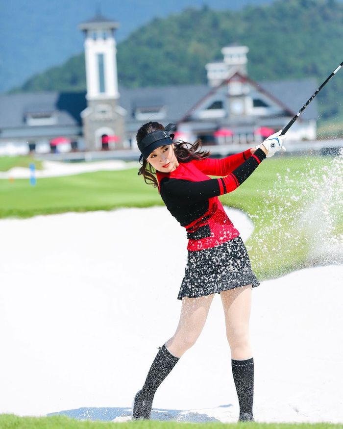 Style đi chơi golf chưa từng lặp lại của nàng dâu tỷ phú Đỗ Mỹ Linh