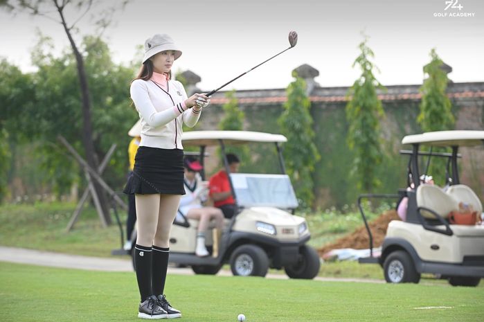 Style đi chơi golf chưa từng lặp lại của nàng dâu tỷ phú Đỗ Mỹ Linh
