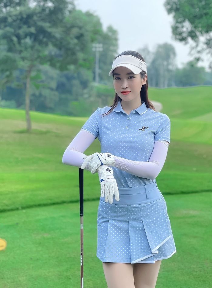 Style đi chơi golf chưa từng lặp lại của nàng dâu tỷ phú Đỗ Mỹ Linh