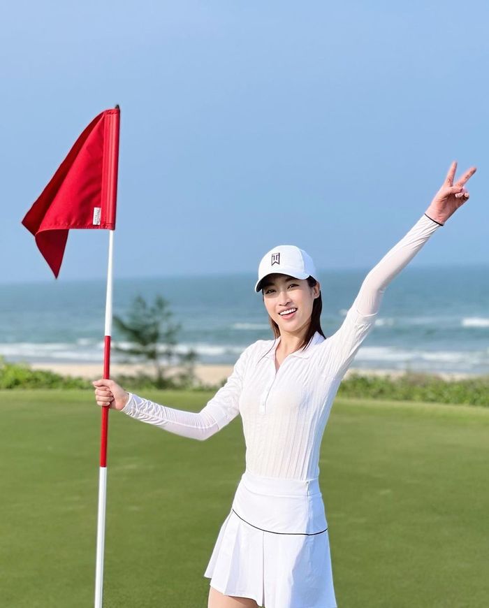 Style đi chơi golf chưa từng lặp lại của nàng dâu tỷ phú Đỗ Mỹ Linh