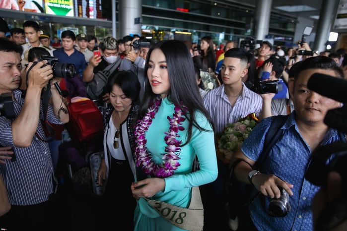 Style về nước của các nàng Hậu Việt: Kim Duyên đơn giản, quyến rũ