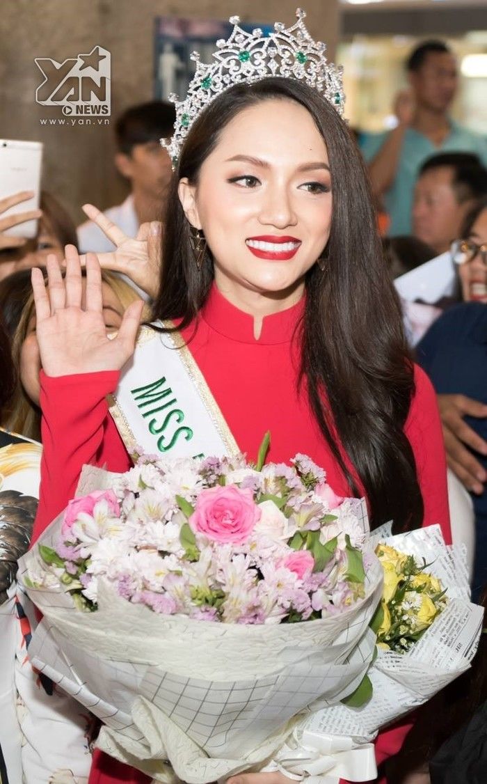 Style về nước của các nàng Hậu Việt: Kim Duyên đơn giản, quyến rũ