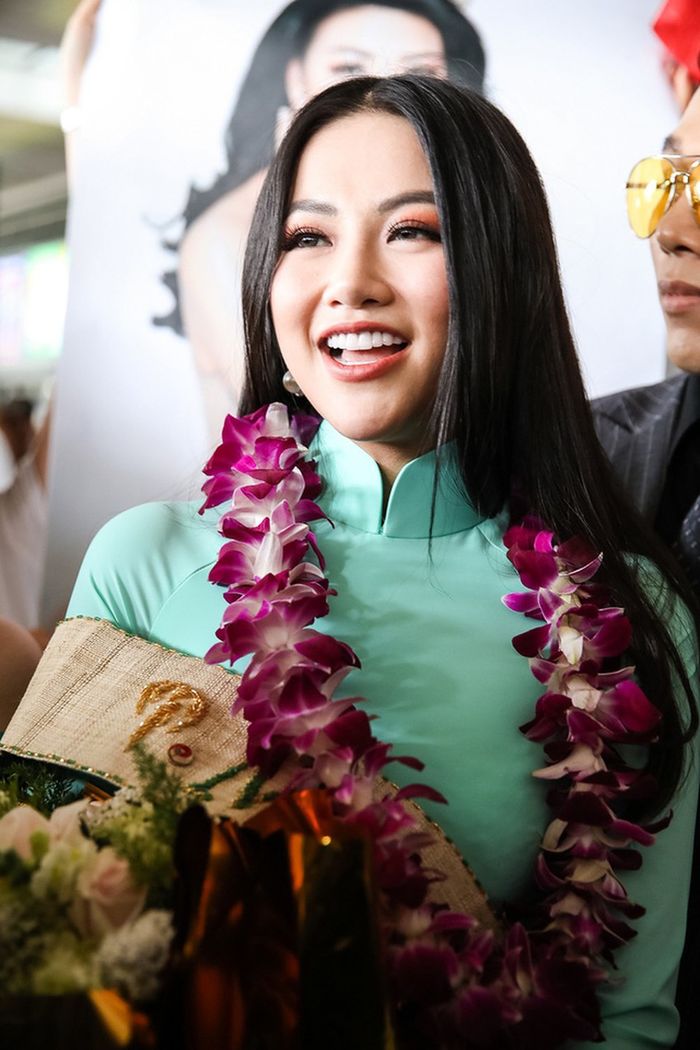 Style về nước của các nàng Hậu Việt: Kim Duyên đơn giản, quyến rũ