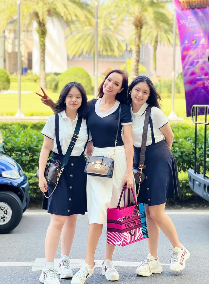 Suti Bố ơi mình đi đâu thế trổ mã xinh đẹp, chiếm spotlight của mẹ