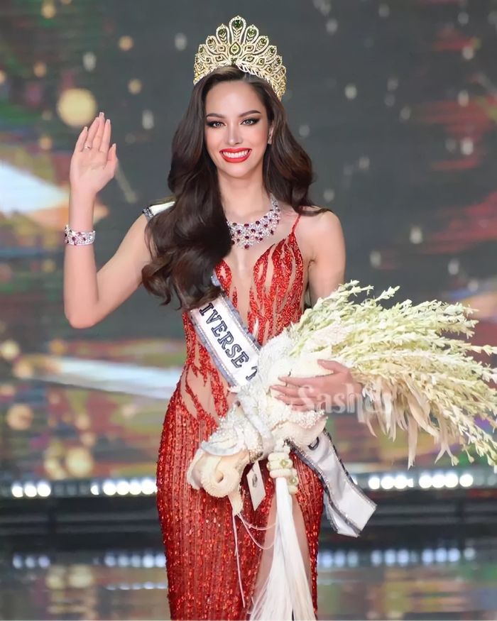 Tân Miss Universe Thailand: Xuất thân nghèo khó, cha mẹ làm lao công