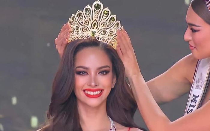 Tân Miss Universe Thailand: Xuất thân nghèo khó, cha mẹ làm lao công