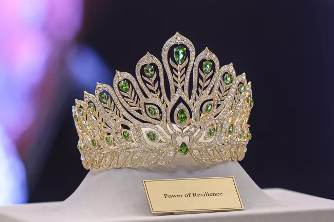 Tân Miss Universe Thailand: Xuất thân nghèo khó, cha mẹ làm lao công