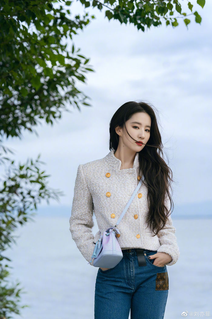 Thần tiên tỷ tỷ Lưu Diệc Phi: Đẹp rạng ngời nhưng không hợp tóc mái