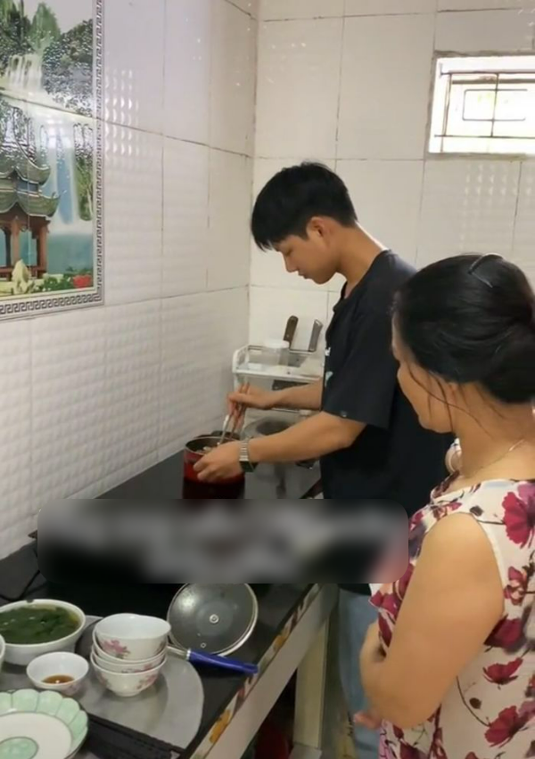 Thấy bố mặc đi mặc lại bộ quần áo, chàng trai có hành động ấm áp