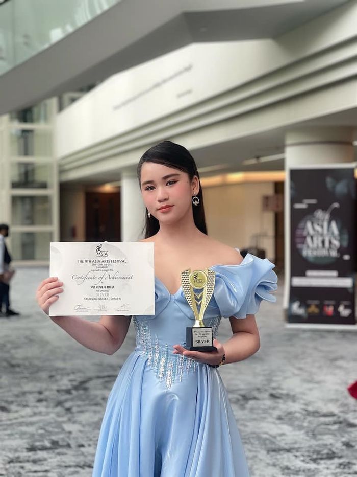 Thi đâu thắng đó: Nàng hậu nhí Bella Vũ nhận giải thưởng âm nhạc