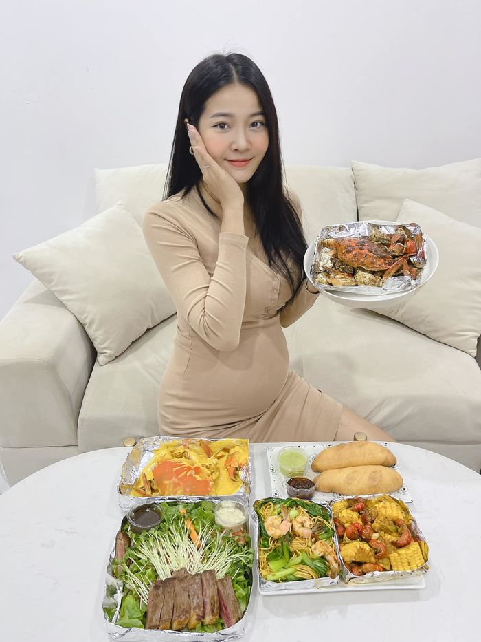 Thời trang của các mẹ bầu Vbiz: Karen Nguyễn thích đầm ôm