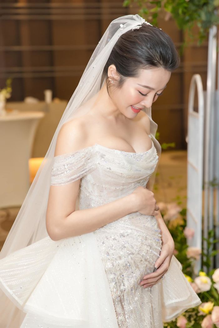 Thời trang của các mẹ bầu Vbiz: Karen Nguyễn thích đầm ôm