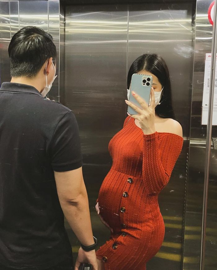 Thời trang của các mẹ bầu Vbiz: Karen Nguyễn thích đầm ôm
