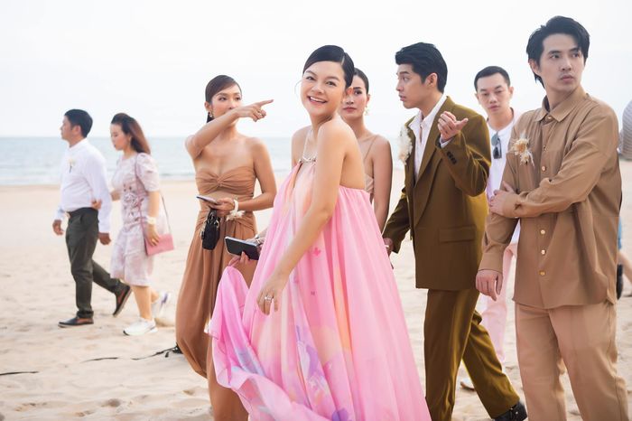 Thời trang của các mẹ bầu Vbiz: Karen Nguyễn thích đầm ôm