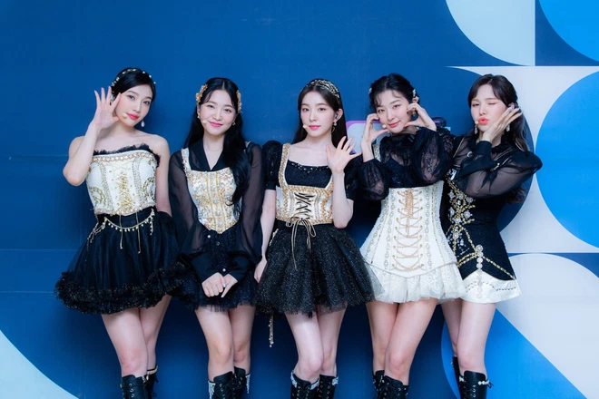 Thời trang của Red Velvet: Lên sân khấu sến súa, ngoài đời mặc rõ xịn