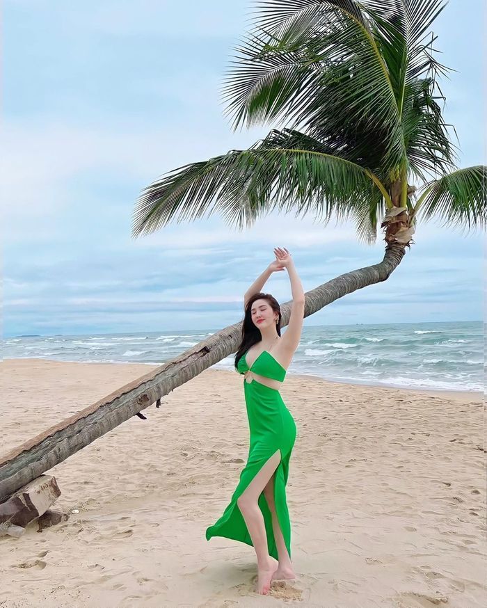 Thời trang đi biển khoe vừa đủ vẫn đẹp hết nước chấm của mẹ bỉm Vbiz
