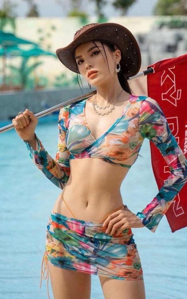 Thời trang đi làm HLV vận động dưới nước của dàn mỹ nhân Việt