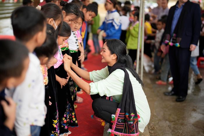 Thời trang đi từ thiện của các mỹ nhân Việt: Thùy Tiên siêu giản dị