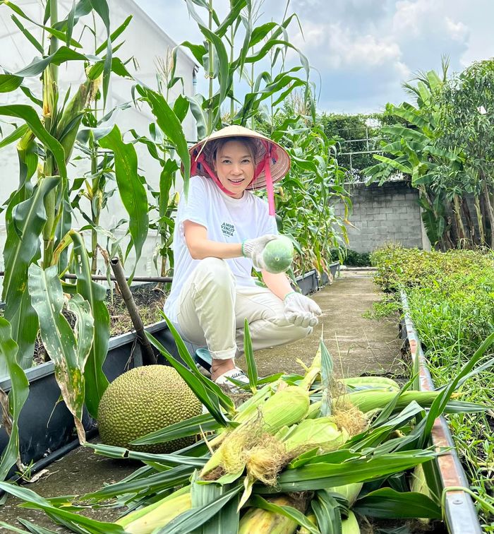 Thời trang đi từ thiện của các mỹ nhân Việt: Thùy Tiên siêu giản dị