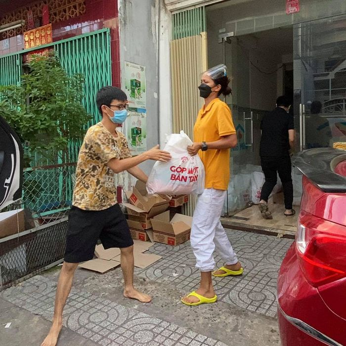 Thời trang đi từ thiện của các mỹ nhân Việt: Thùy Tiên siêu giản dị